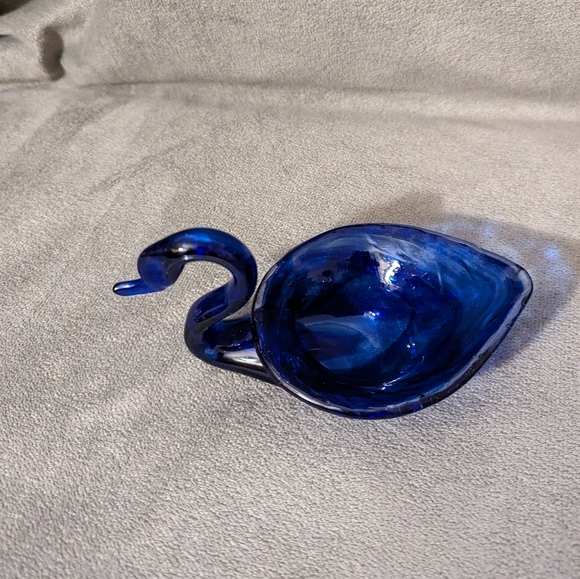 Blue swirl Art Glass Swan trinket dish/bowl measures 3" x 6.5" - Picture 2 of 7